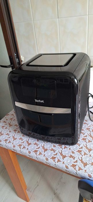 Vând Friteuza cu aer cald multifuncțional Tefal