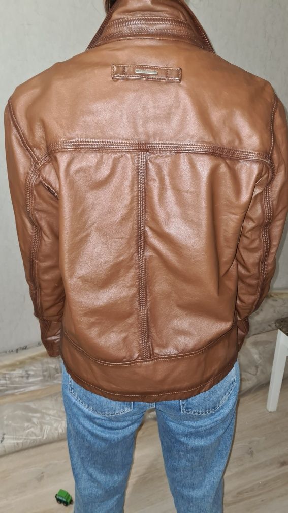 Продам мужскую кожаную куртку коричневого цвета
