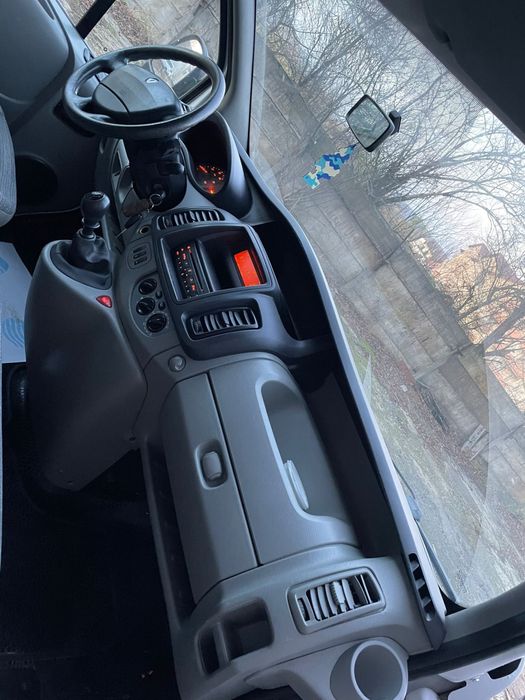 Vând Renault Trafic