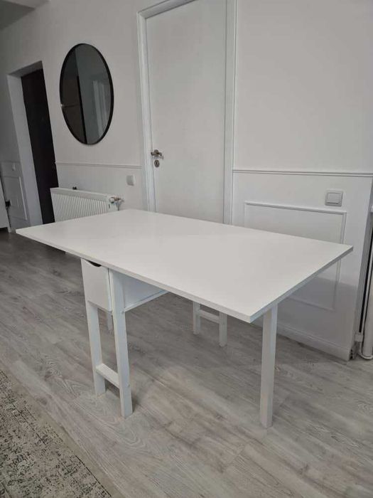 Masă albă extensibilă cu sertar – 150 cm deschisă