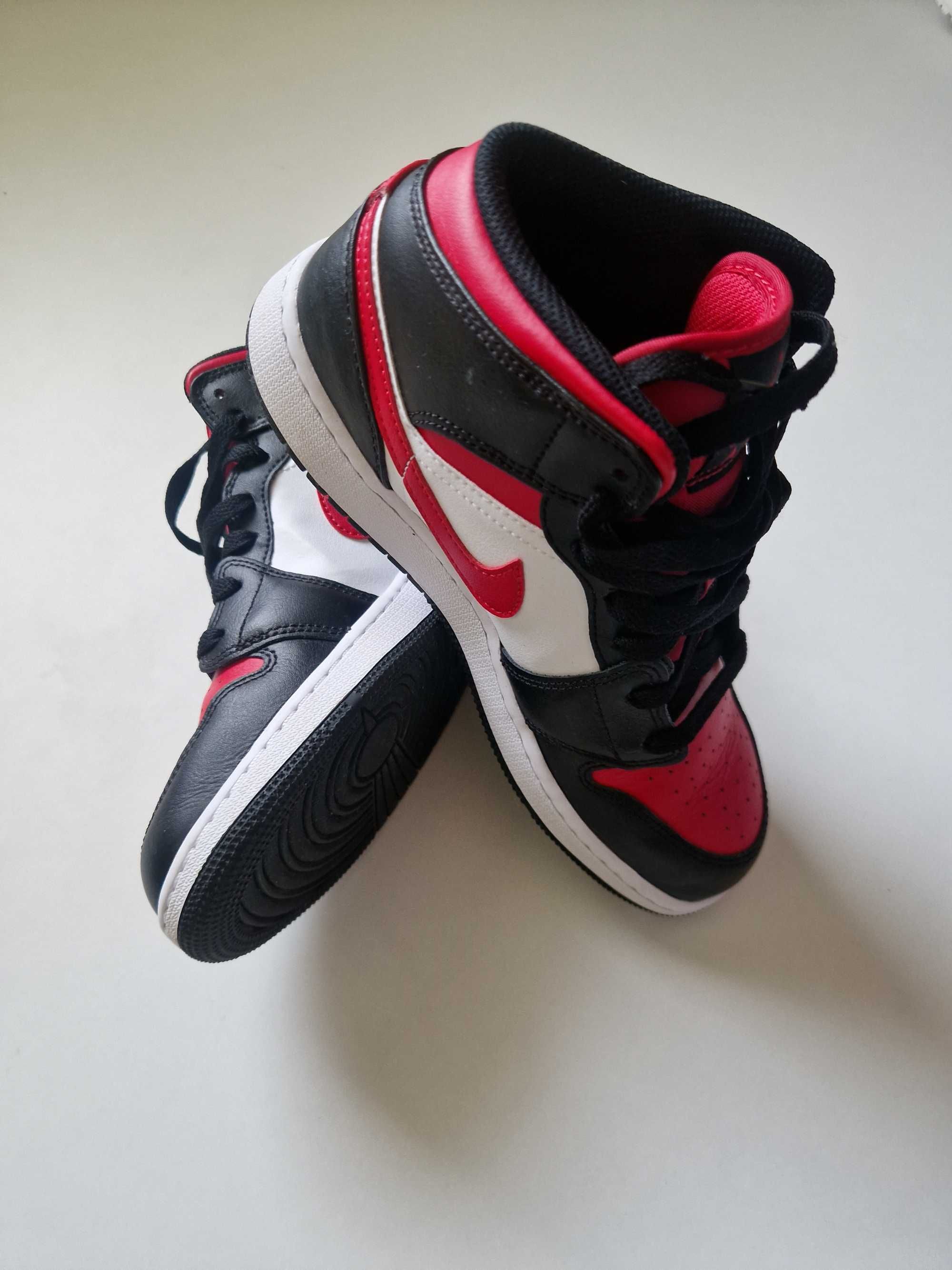 Nike Air Jordan 1 Mid Black Fire Red оригинални кецове