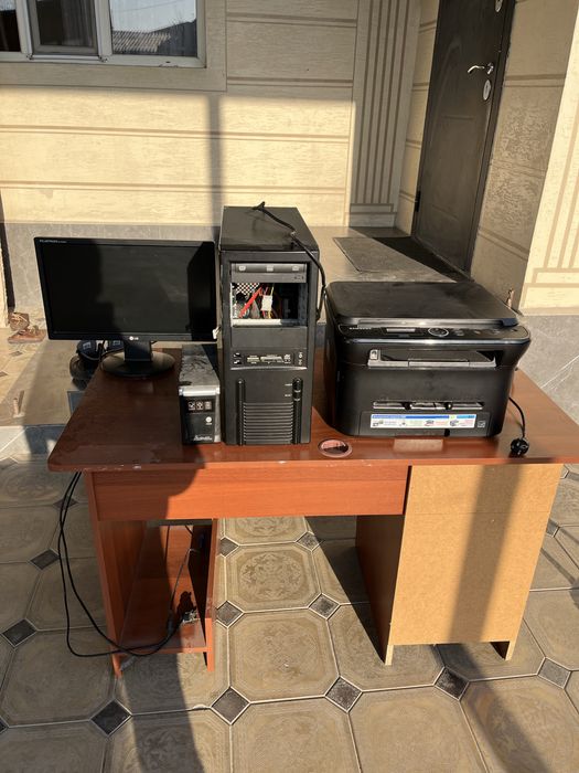 Компьютер и стол