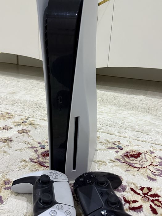 Продаю СРОЧНО пс5 в отличном состояний с двумя джойстиками