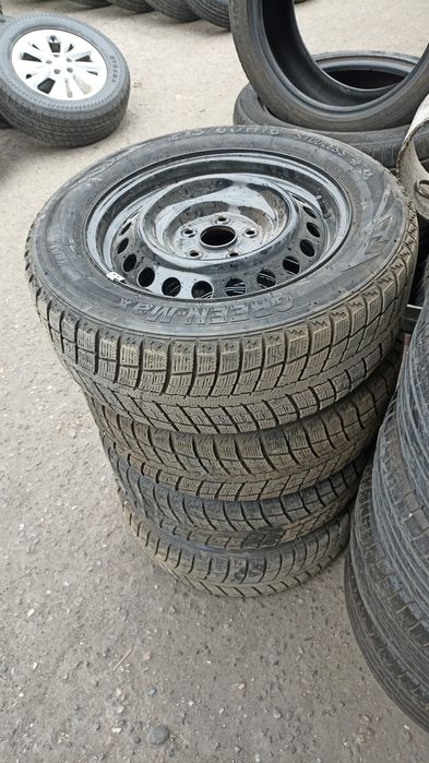 Железные диски на тойота R 16 с зимними шинами 215/60/16
