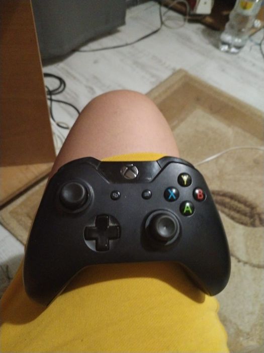 Vând Xbox one cu kinect și 2jocuri pe disc