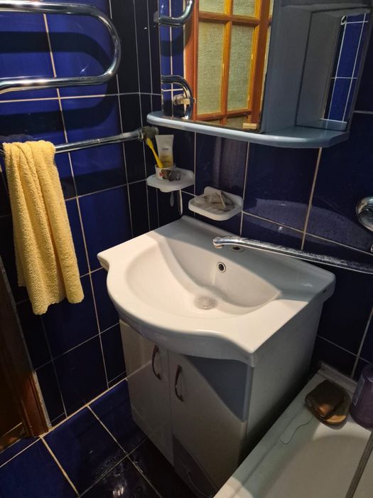 Продается раковина со шкафом и зеркалом