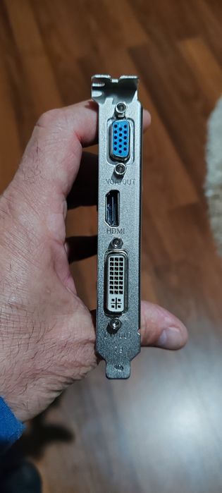 Placă video de 2GB.