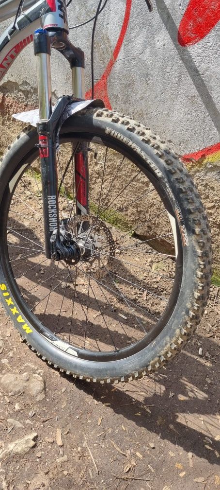 Vând bicicleta full suspension Giant (cu acte )