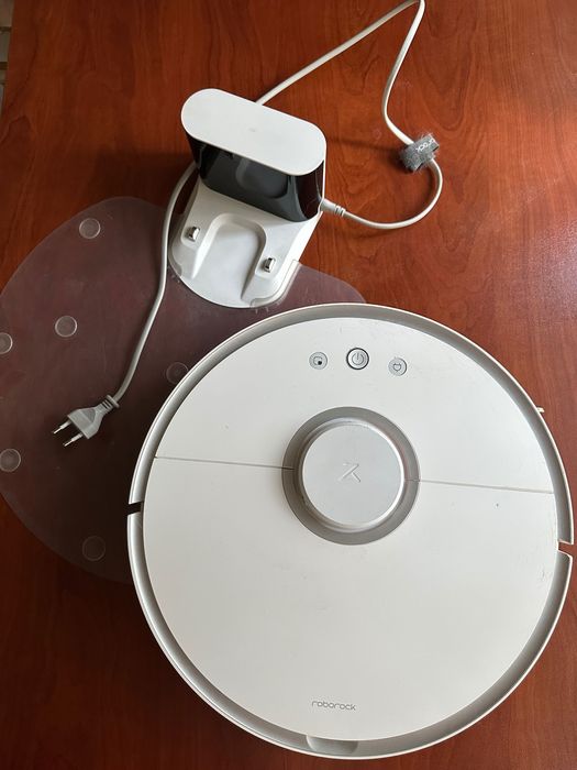 Продавам Прахосмукачка Roborock S50 - S5 робот бяла със станция.