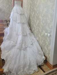 Свадебное платье с шикарным шлейфом