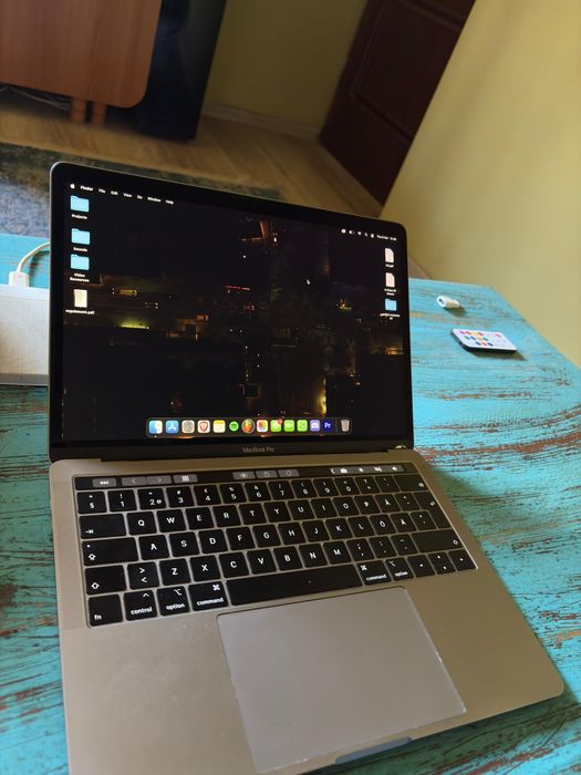 macbook pro 2019 touchbar, 13 inch, 8gb ram, 256gb stocare. laptop