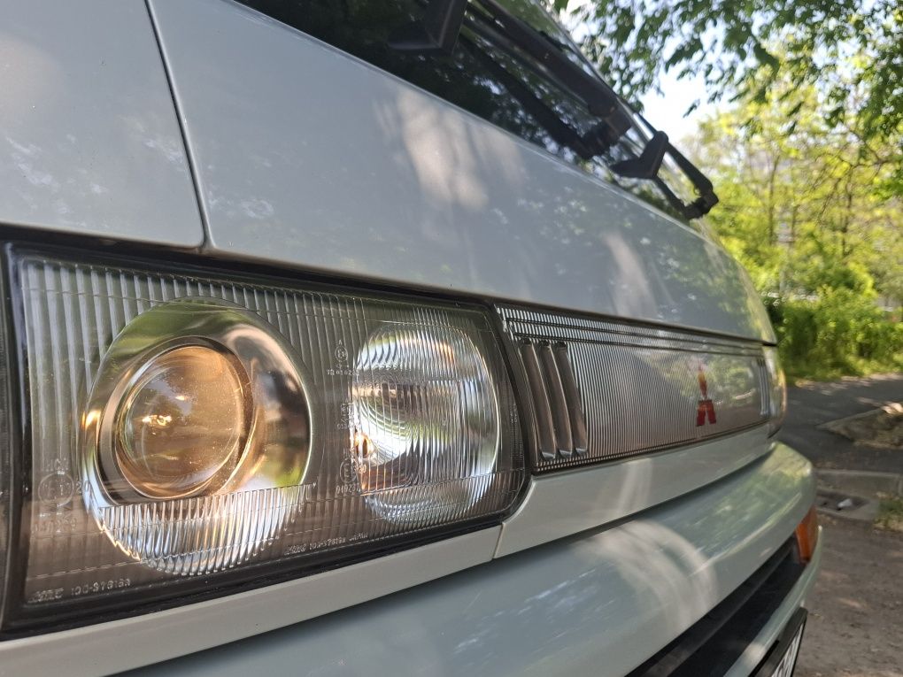Oldtimer minibus 8+1 locuri Mitsubishi L300