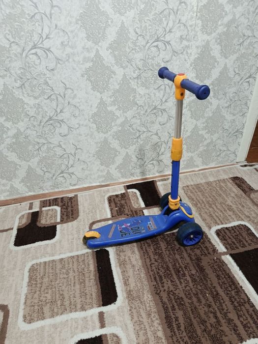 Детский самокат сотилади срочно