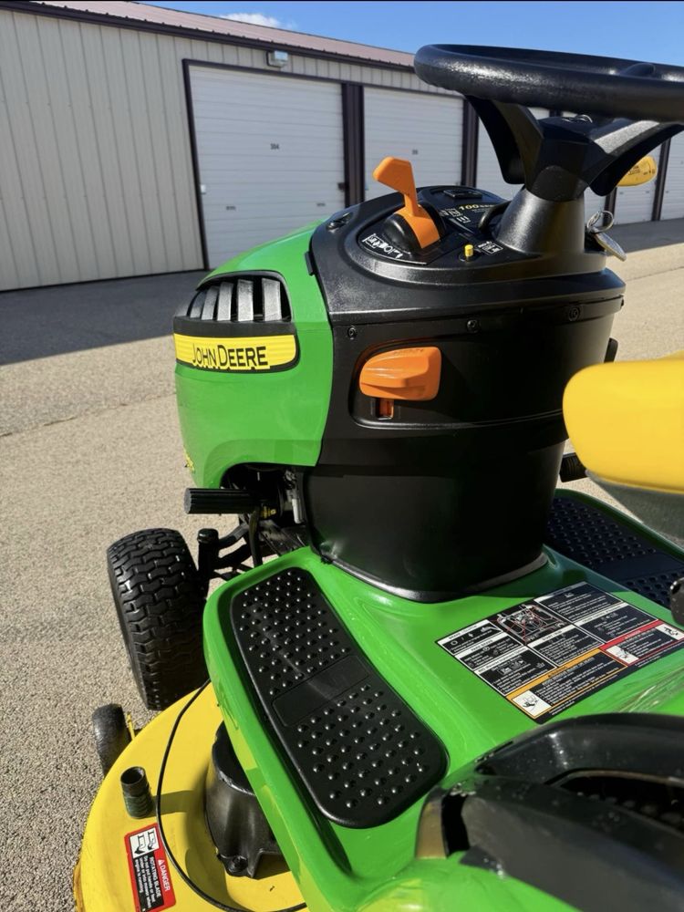 Тракторна моторна косачка John Deere D 105 Auto