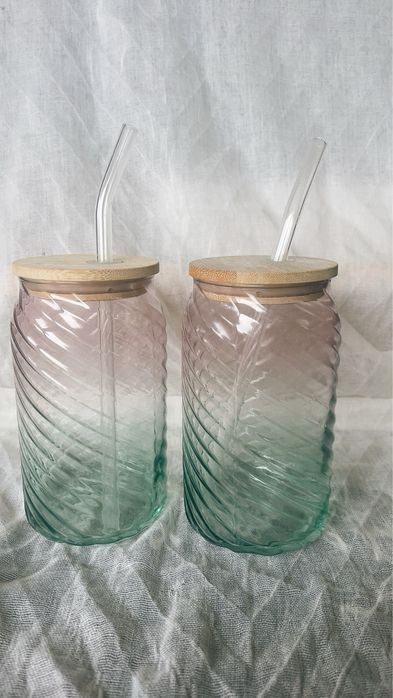 Стъклена чаша със сламка