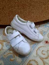 Белые   кроссовки