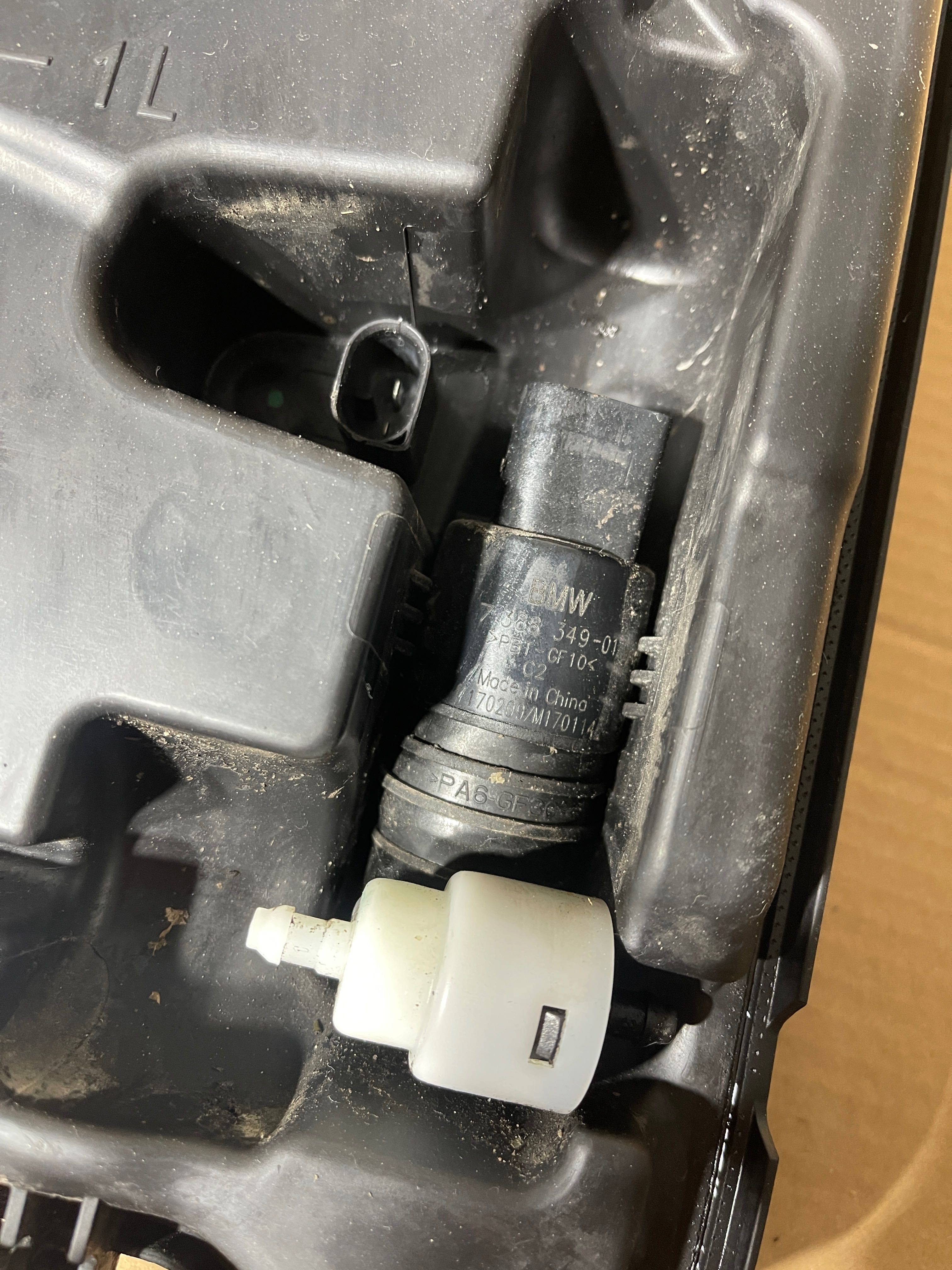 Rezervor spalator parbriz / Set duza  Bmw seria 5 G30/31 7 G11/12