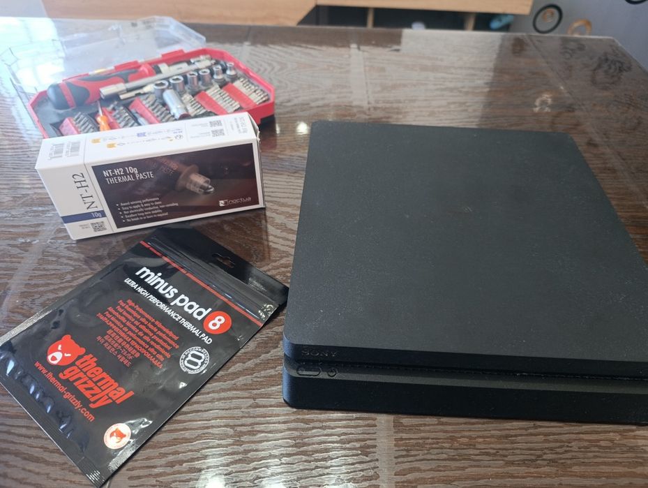 Play Station 4 Slim 1TB  и 2 контролера