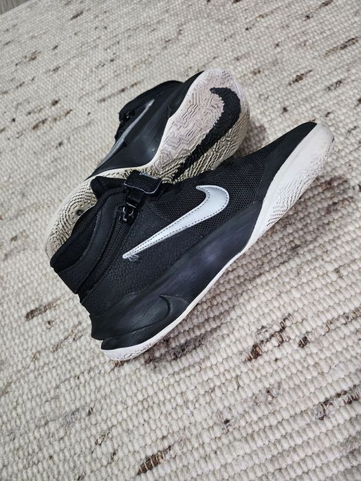 Pantofi sport Nike marimea 39 interior 24,5 cm.