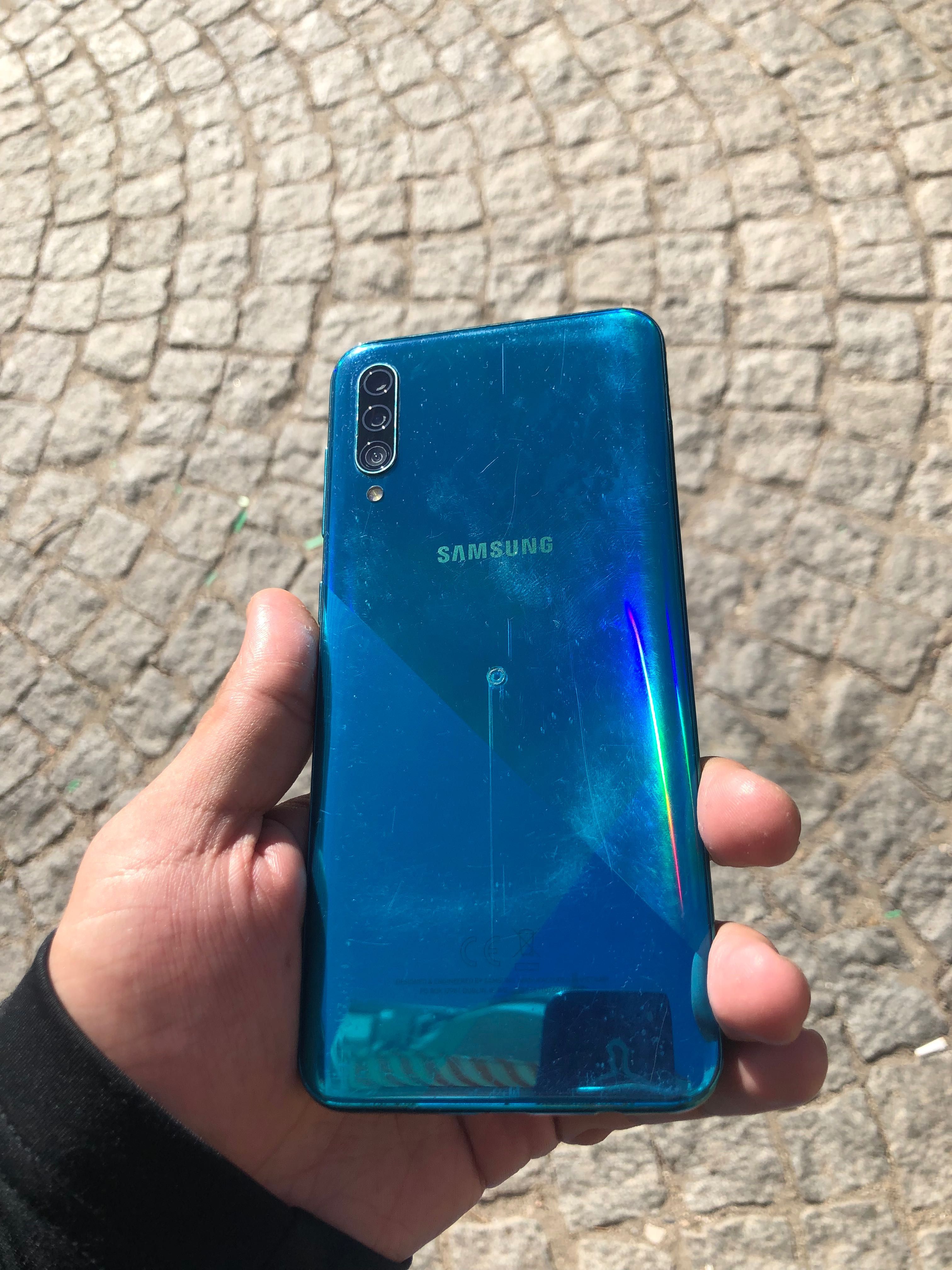 Продавам Samsung A30 в перфектно състояние