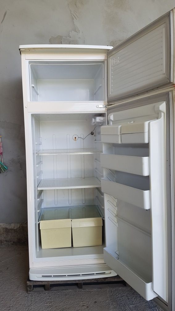 Divan, 2 ta kreslo va muzlatgich