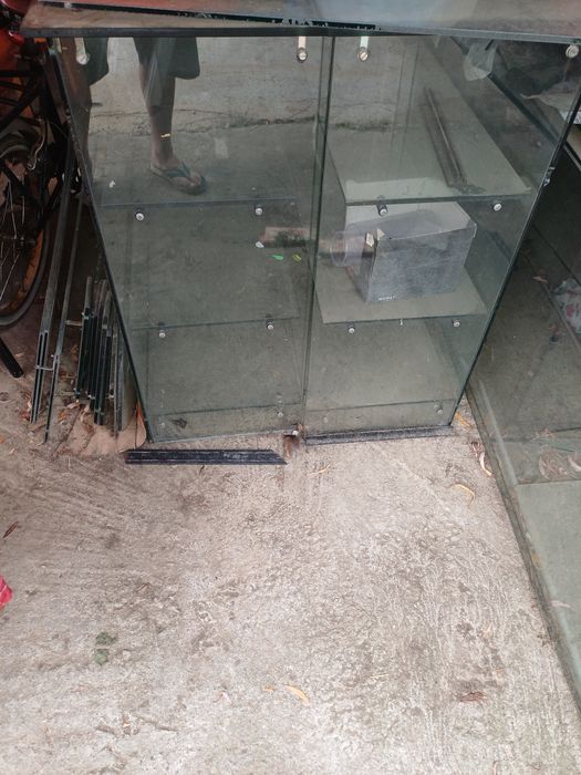 Se vinde raft Chipsuri și vitrine din sticla pentru magazin alimentar.