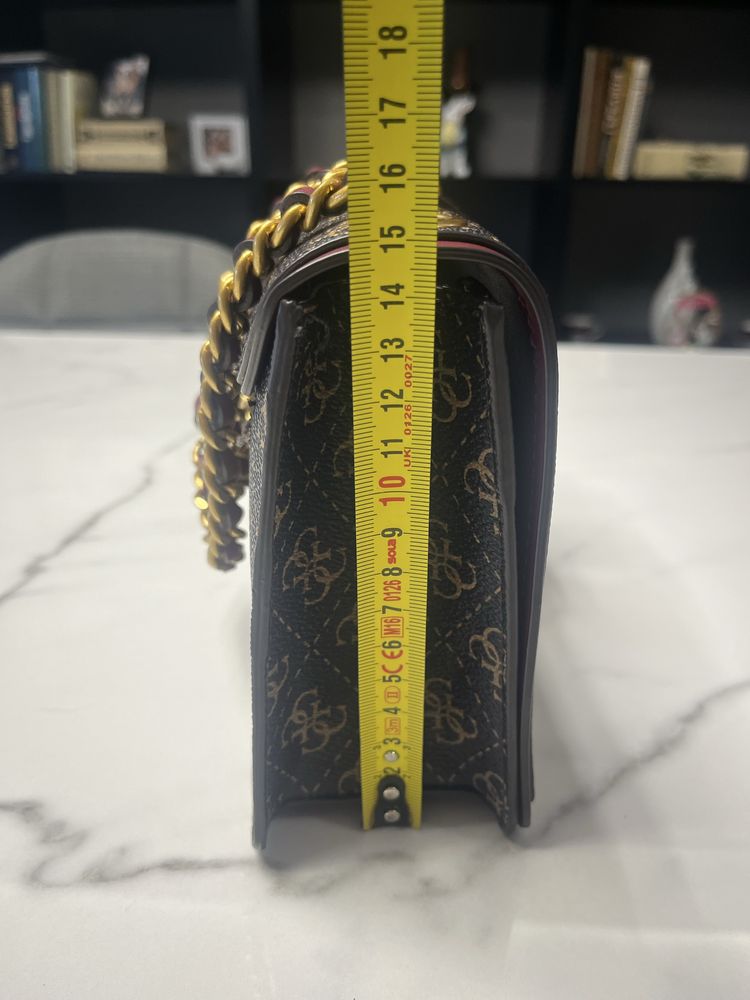 Оригинална чанта на Guess