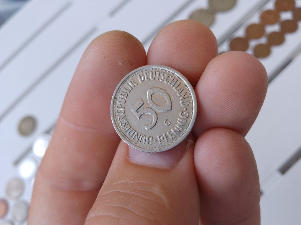 Стари монети - фенинги, лири, динари и др.