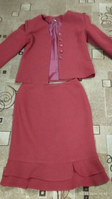 Продам костюм женский.