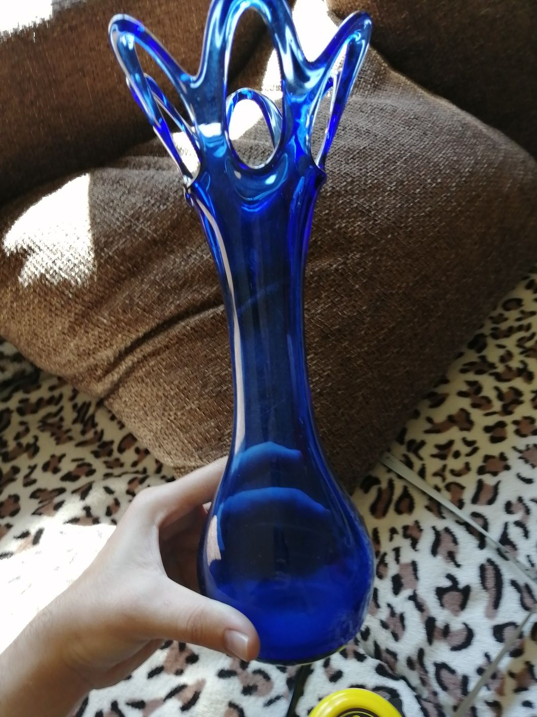 Красива ваза синьо стъкло
