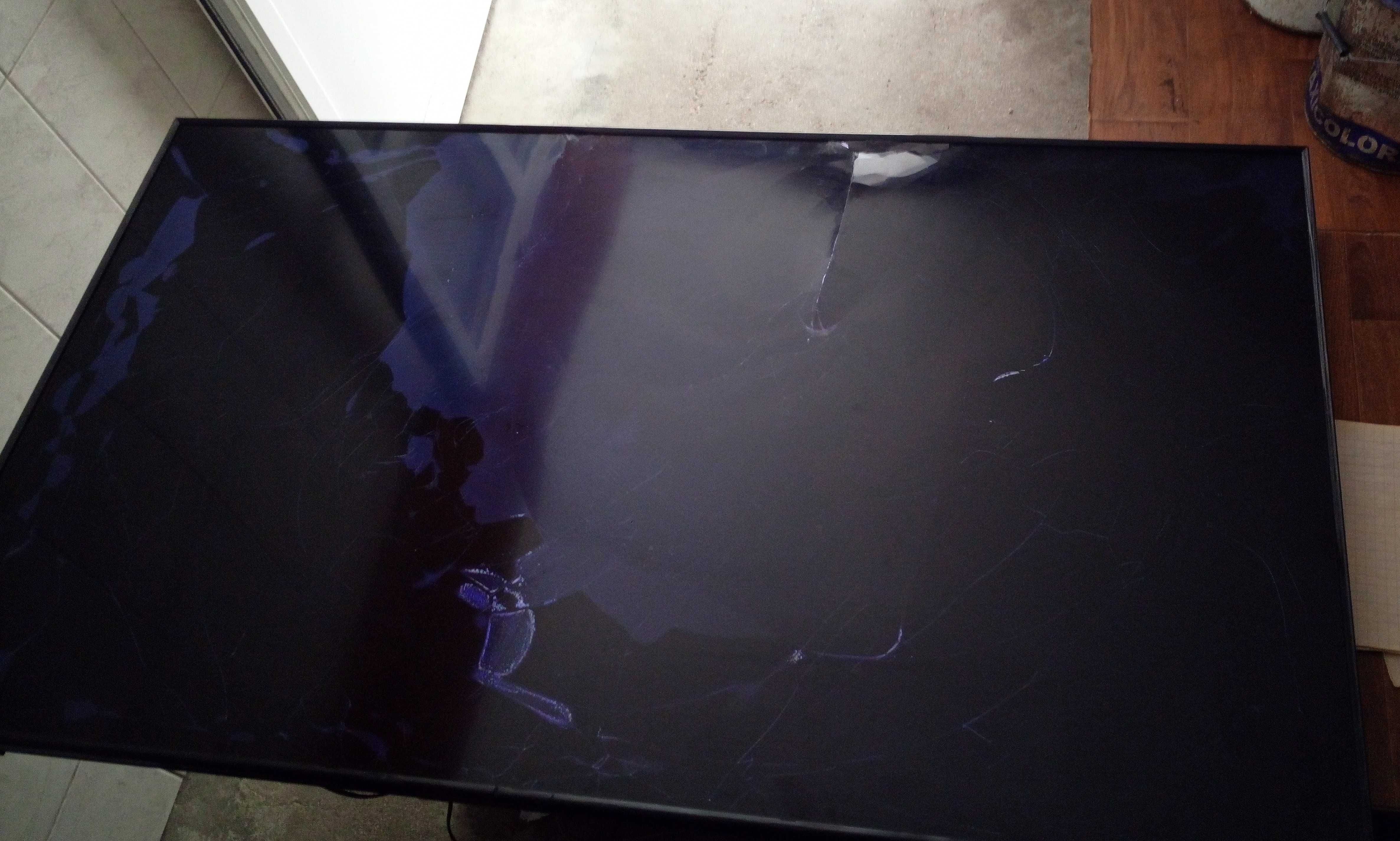 Samsung UE55J5500AW (55")- със счупен дисплей.