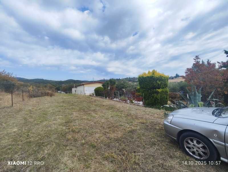 Самотоятелна къща в голям парцел