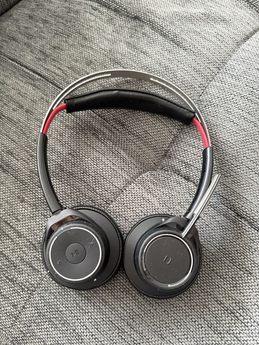 Слyшaлки Plantronics Voyager