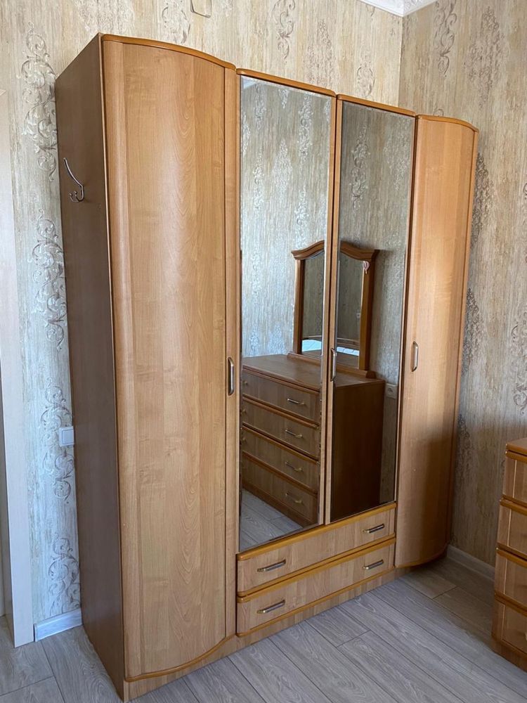 Продается  спальный гарнитур