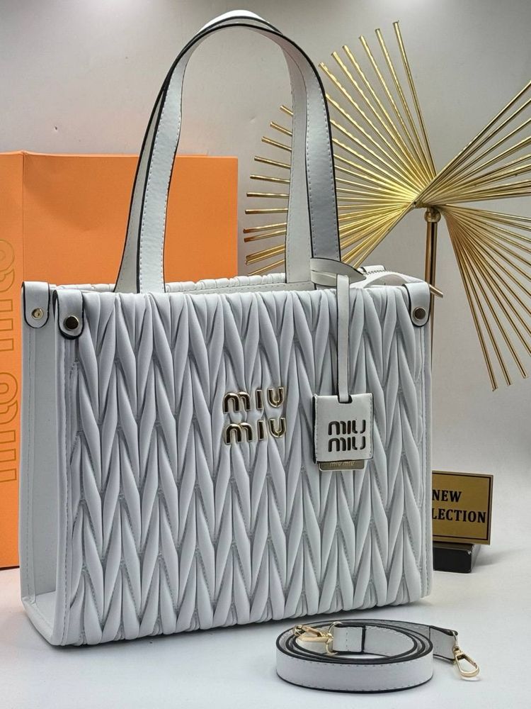 Geanta Miu Miu noua !!! Dimensiuni 30/27 !!!