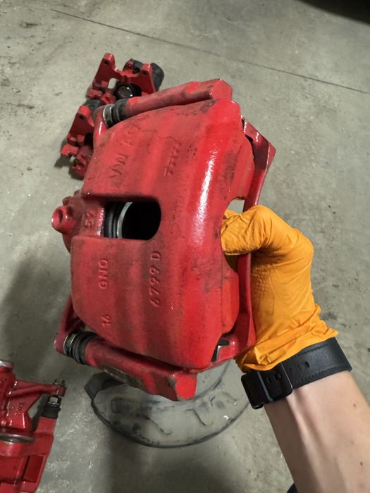 Продавам спирачни апарати Golf 7 GTi