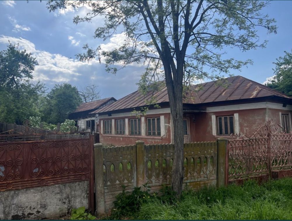 Casa cu teren generos in centrul comunei Ghercesti
