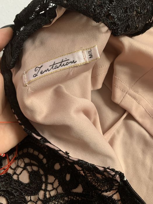 Продавам дантелена черна рокля