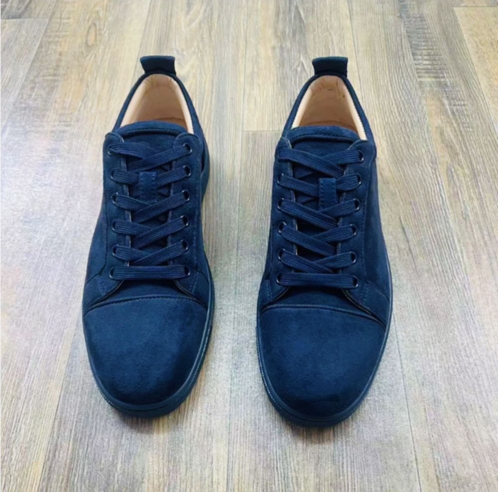Louboutin krossovkasi kargo bilan, Zakazga