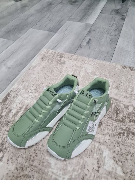 Чисто нови маратонки