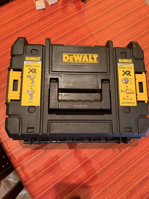Комплект акумулаторни инструменти DeWALT XR – нов
