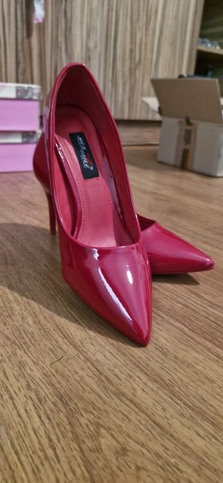 Pantofi rosu aprins