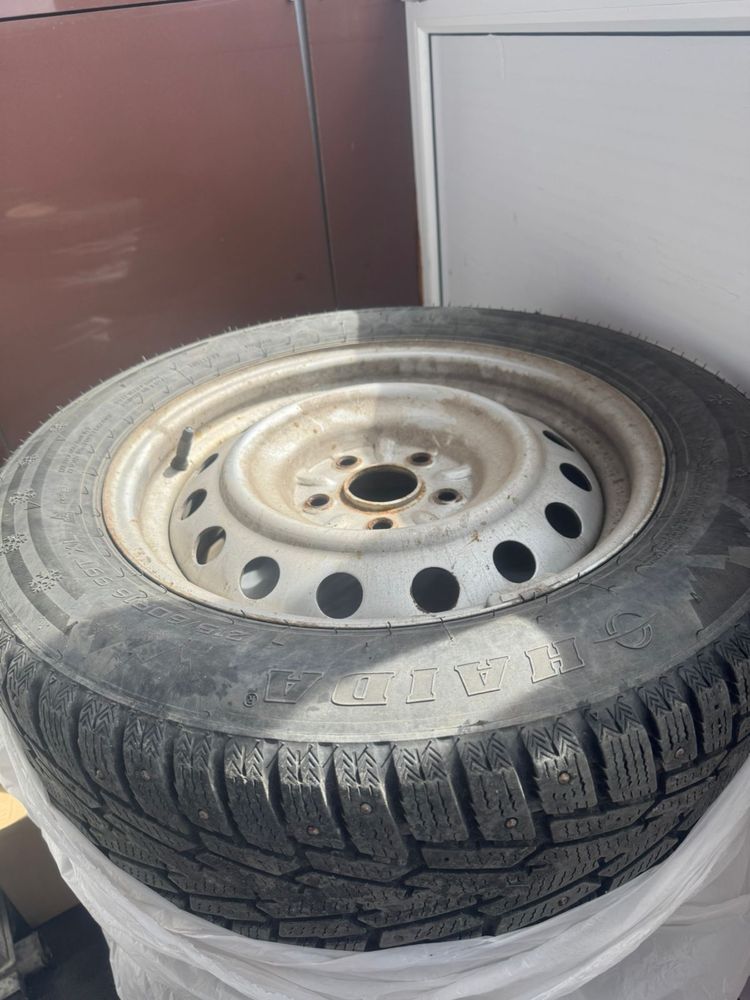 Продам шипованные шины с диском 215/60/r16