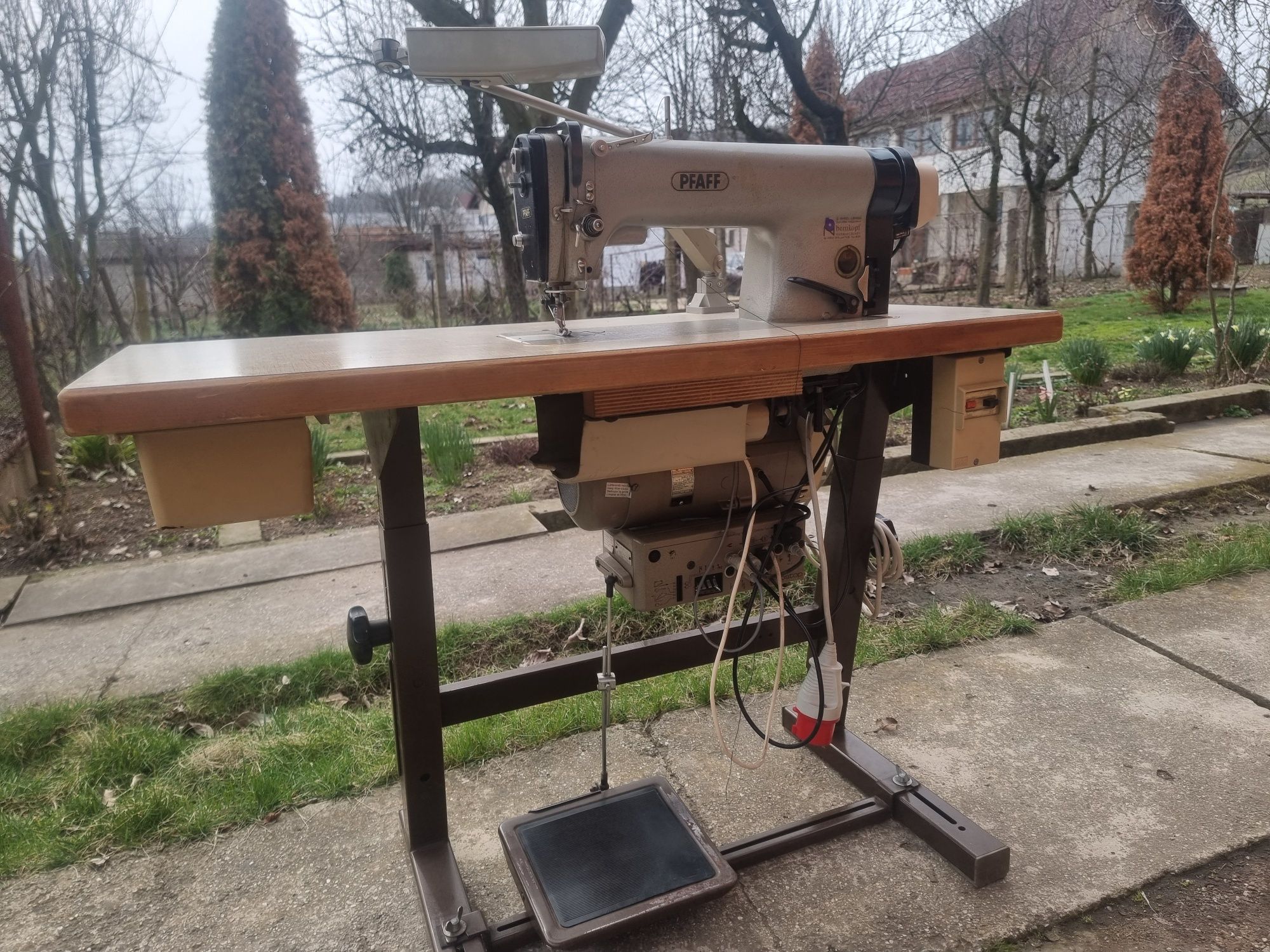 Mașina de cusut PFAFF