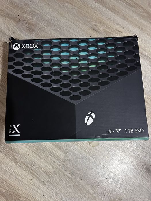 Xbox Series X cu controller la cutie