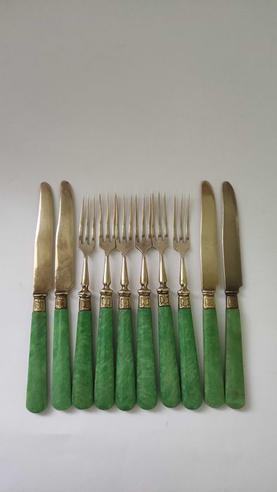 Десертни прибори от месинг с перленозелена бакелитова дръжка
