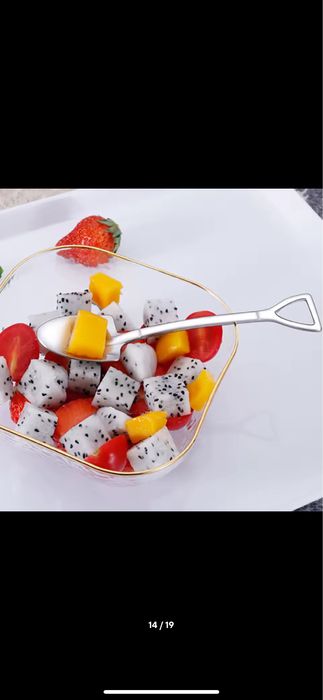 Метални лъжички лопата и вилици в златен цвят