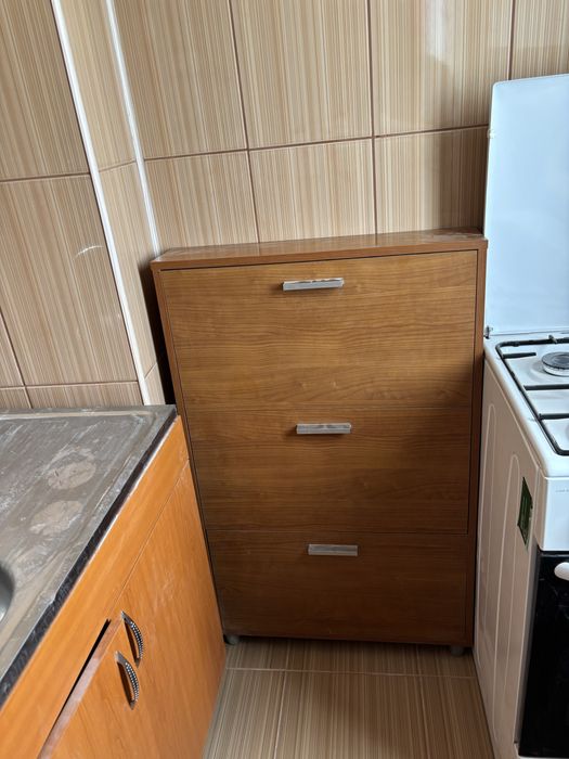 Vand corp de bucatarie si + dulap si comoda