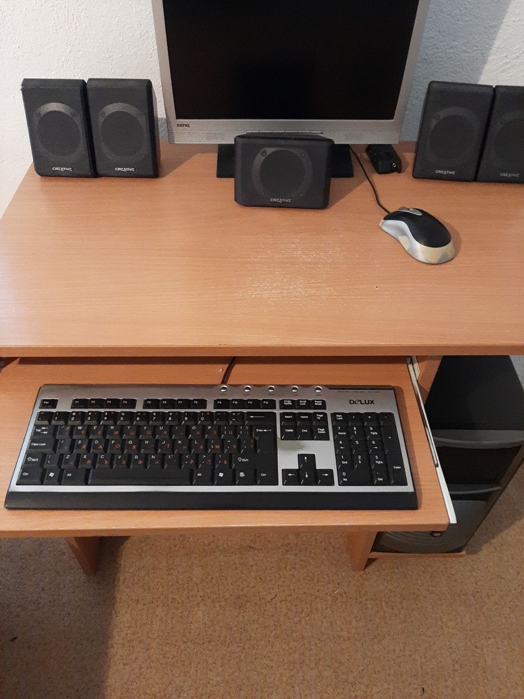 Продавам настолен компютър с бюро и въртящ стол