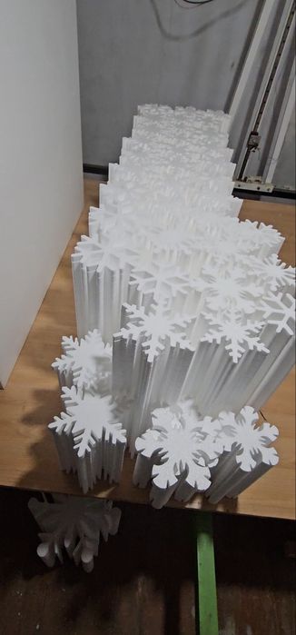Снежинки из пенопласта  недорого